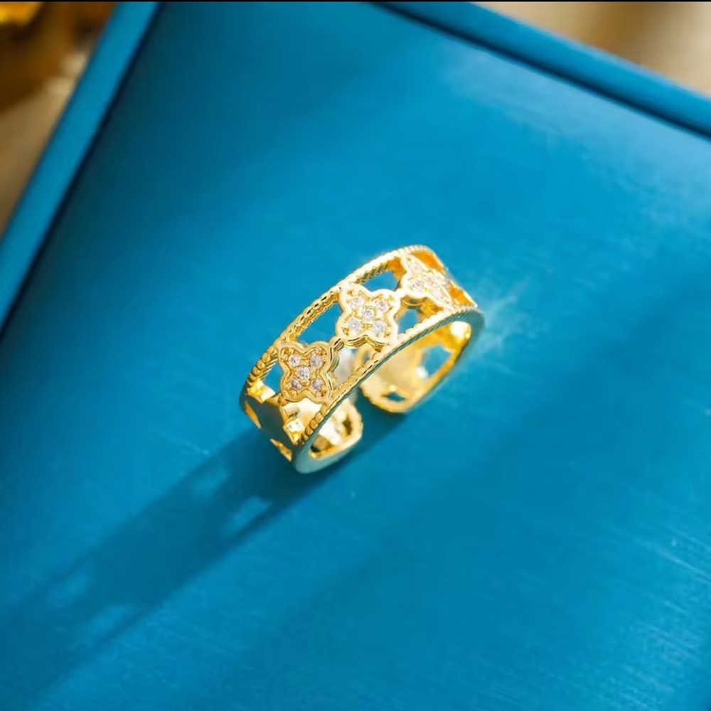 Elegant Gold tone Floral Ring